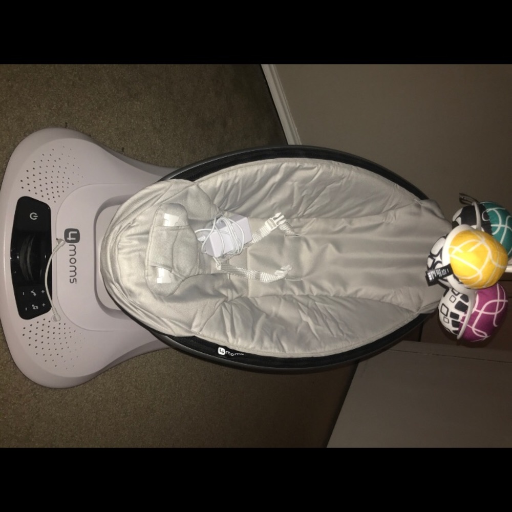 Mama roo in great condition Also comes with aux